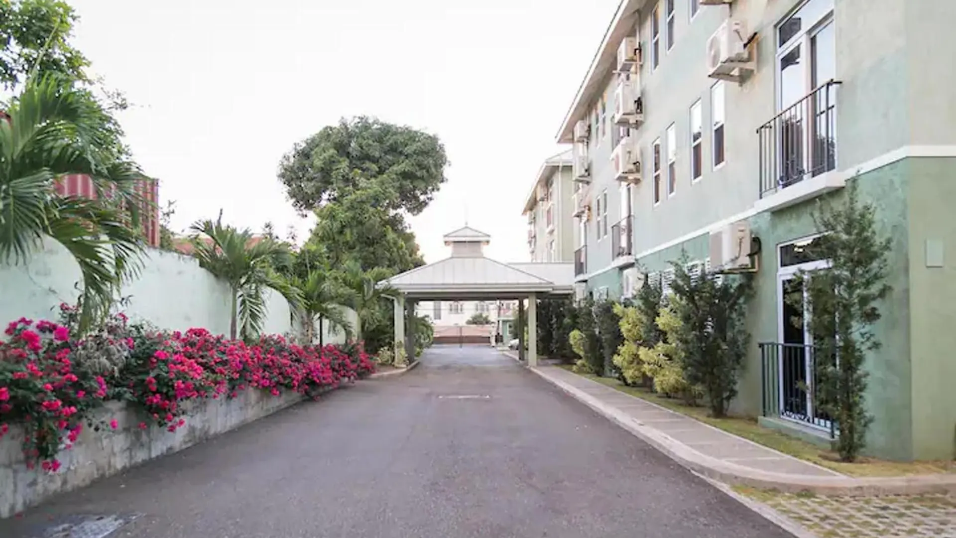 1-Bed Smart Access Condo Near Bob Marley Museum Κίνγκστον Τζαμάικα